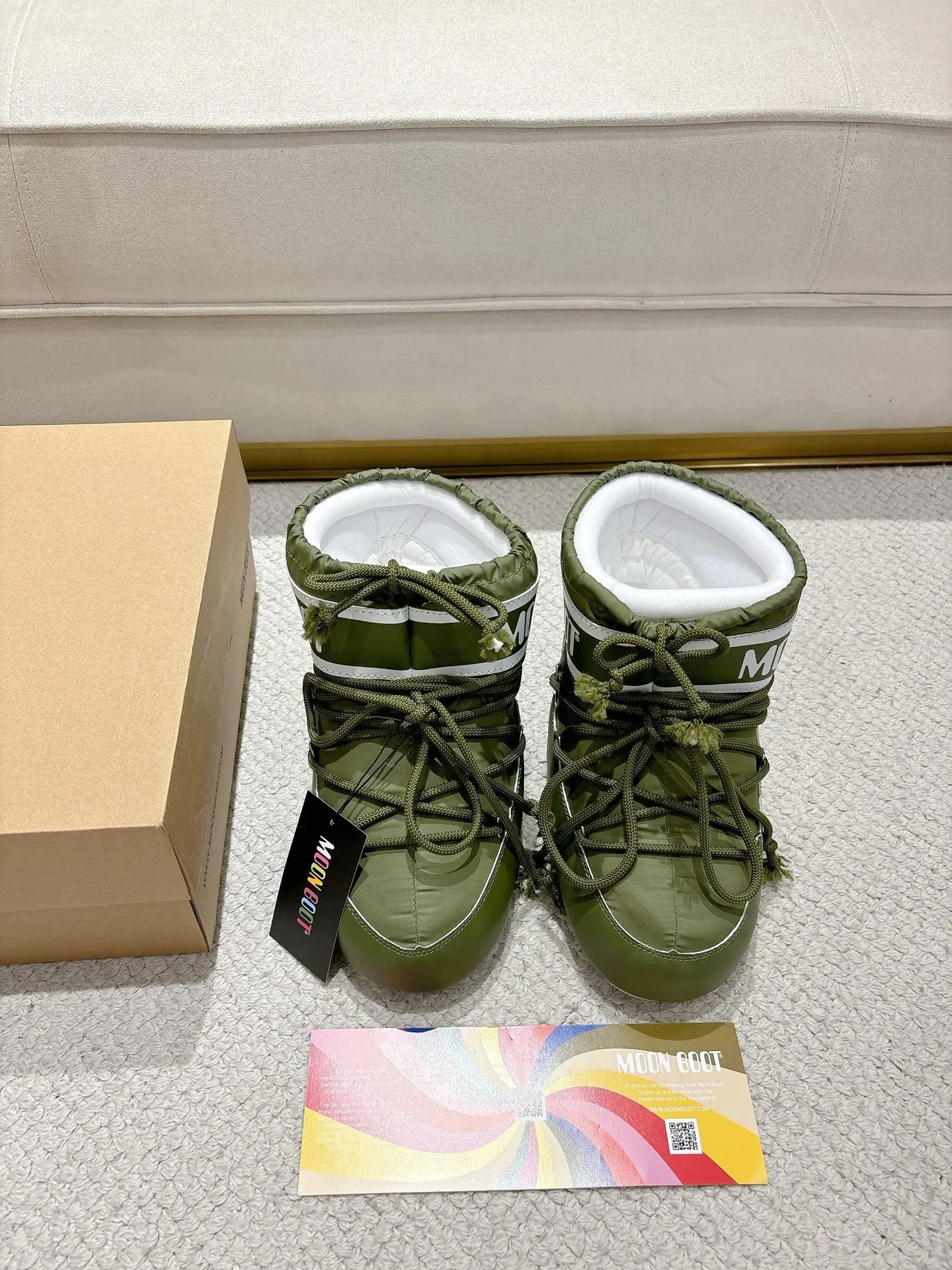 P640 Moon Boot 2025 vs. Autumn and winter popular snow boots series... [Ugly Moon Snow Boots] Forget UGG, fashionable people are wearing Moon Boot snow boots. If you find it difficult to accept the revival of UGG, then there is now a more alternative snow boot that is back, with an inner diameter of 4 cm. That is the Moon Boot. It was already very popular in the millennium. Back then, Paris Hilton and Victoria Beckham Celebrities often wear it, and now the Y2K trend is popular again. The same style is worn by young people in QQ shows, and the ugly snow boots that are shown in thousands of people have become popular again, regardless of men and women. They look slim but warm and easy to wear... ❶Fabric: Original custom/cowhide/woven wool/high mercerized waterproof cloth ❷Inner: original 100% silk cotton liner ❸foot: original 100% silk cotton liner ❹ Outsole: Original molded two-color non-slip outsole ❺ Sole thickness: 4cm (including **) ❻ Code number: 35/38; 39/41; ❼ Packaging: Original full set of packaging ☀ Color: Official website updated simultaneously
